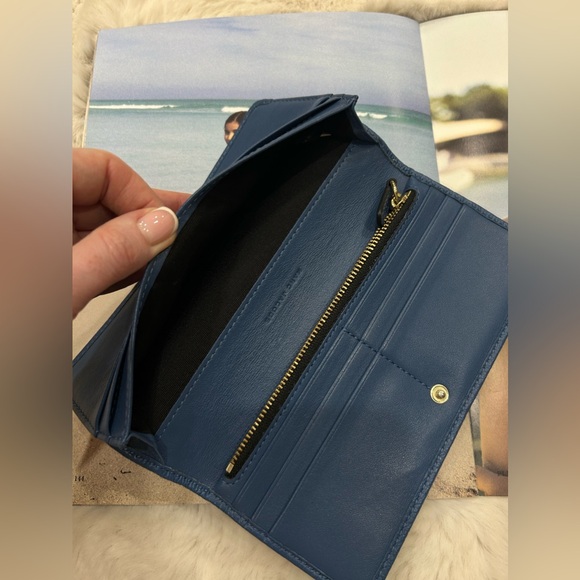 MARC JACOBS CONTINENTAL
WALLET IN BLUE GRAIN LEATHER - Picture 10 of 14